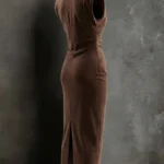 فستان ميدي ضيّق سادة بلا أكمام — صورة 2