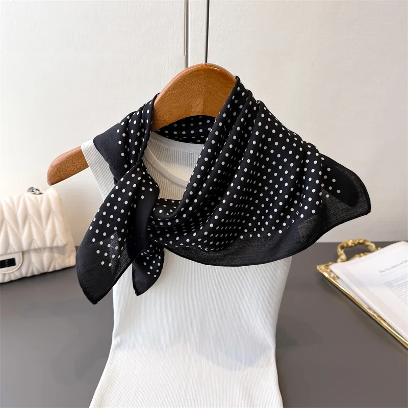 طرحة مربّعة منقّطة