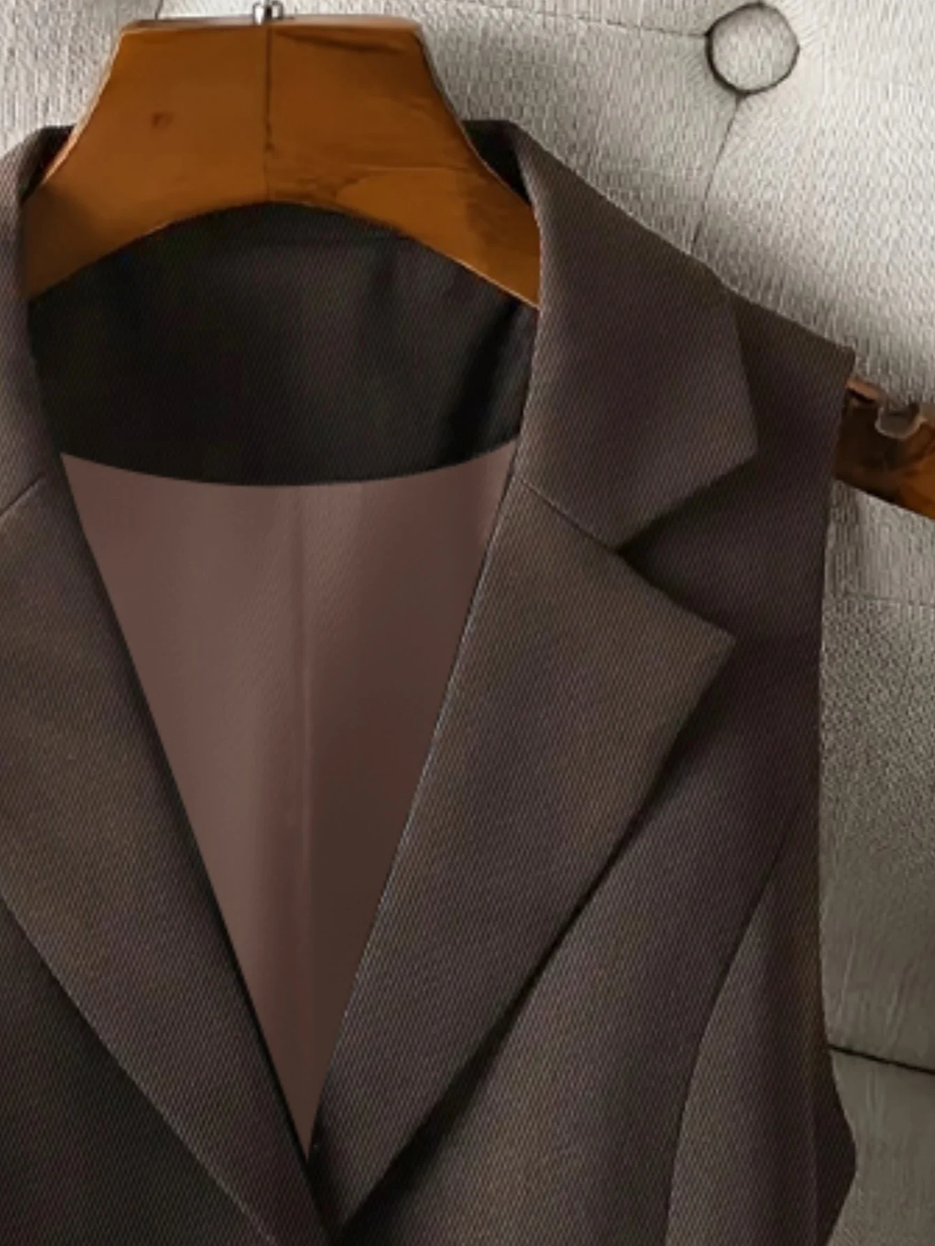 Sleeveless Vest with Classic Collar and Three Buttons