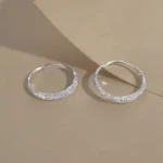أقراط نسائية لامعة بطراز كلاسيكي — صورة 3
