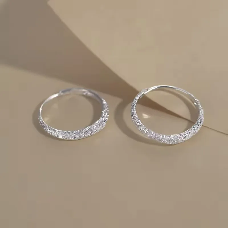 أقراط نسائية لامعة بطراز كلاسيكي