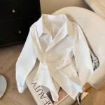 قميص بولو أبيض بقصّة غير متماثلة — صورة 4