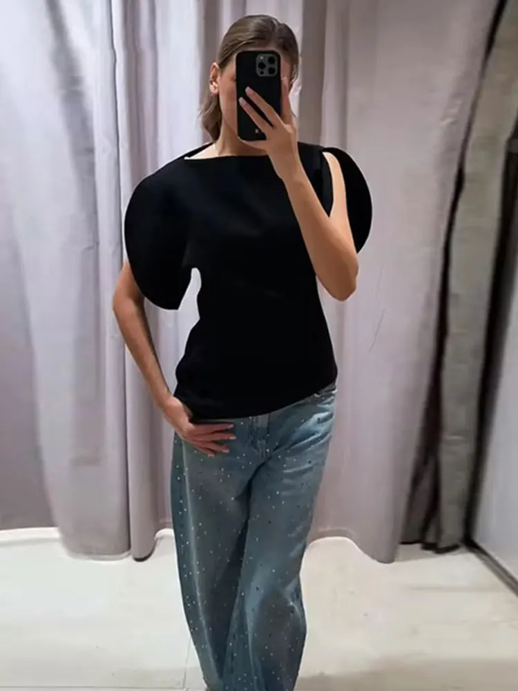 قميص أسود بأكمام منفوشة قصيرة