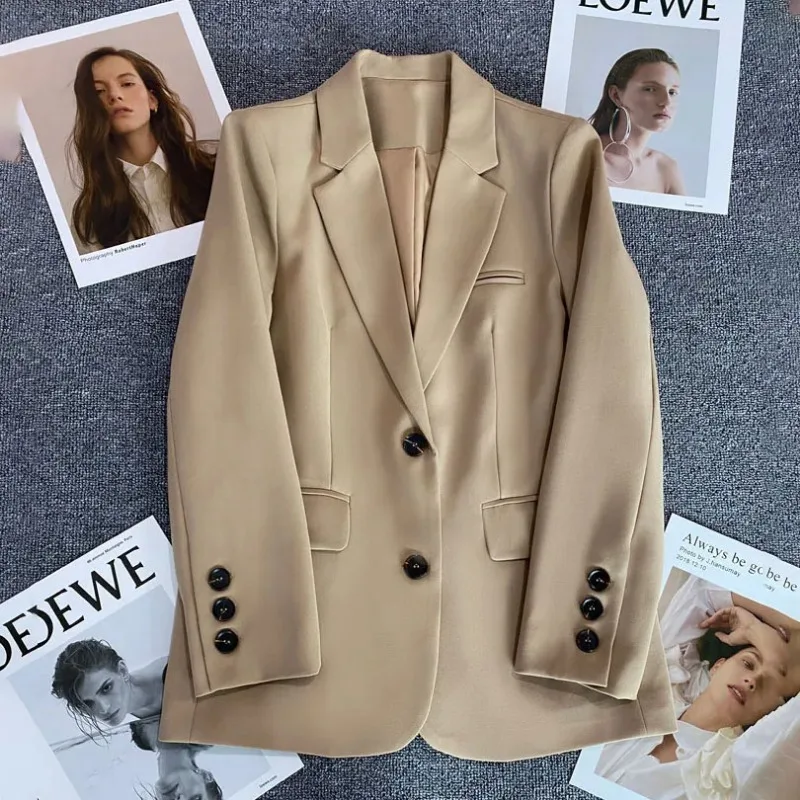 Elegant Long Blazer for a Work Look