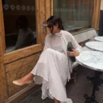 طقم قطعتين بنقشة منقّطة وياقة عالية وتنّورة طويلة — صورة 2