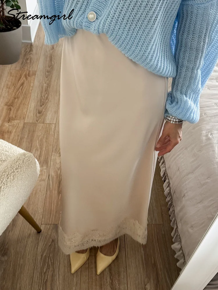 تنورة ساتان بنية طويلة