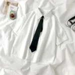 قميص أبيض بياقة وربطة عنق