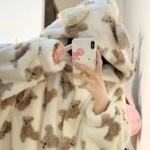 طقم نوم فليس مرجاني سميك بقميص طويل وبنطال — صورة 3