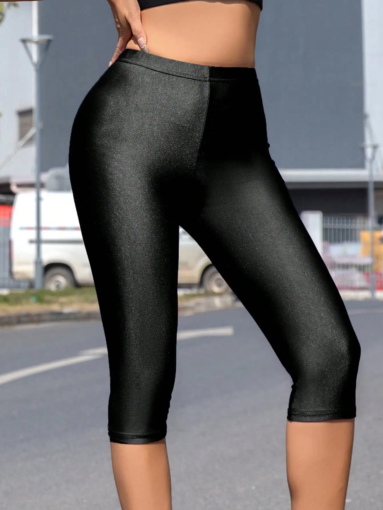 High-Stretch Fitted Capri Pants with Subtle Sheen