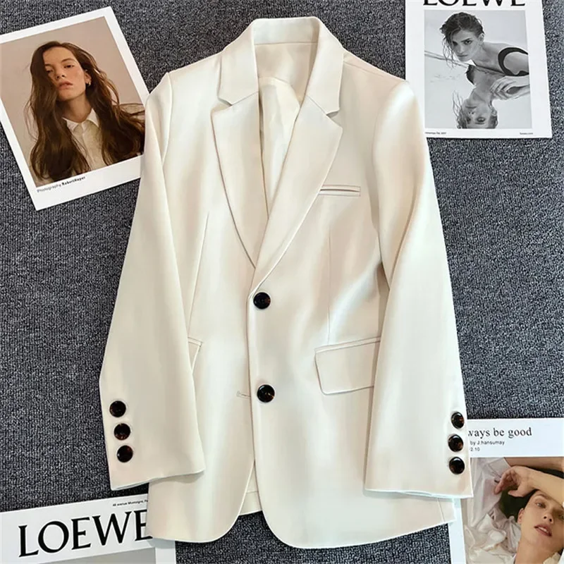 Elegant Long Blazer for a Work Look
