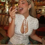 بلوزة بأكمام منفوخة ونقشة نقاط وتفاصيل مفرّغة — صورة 4