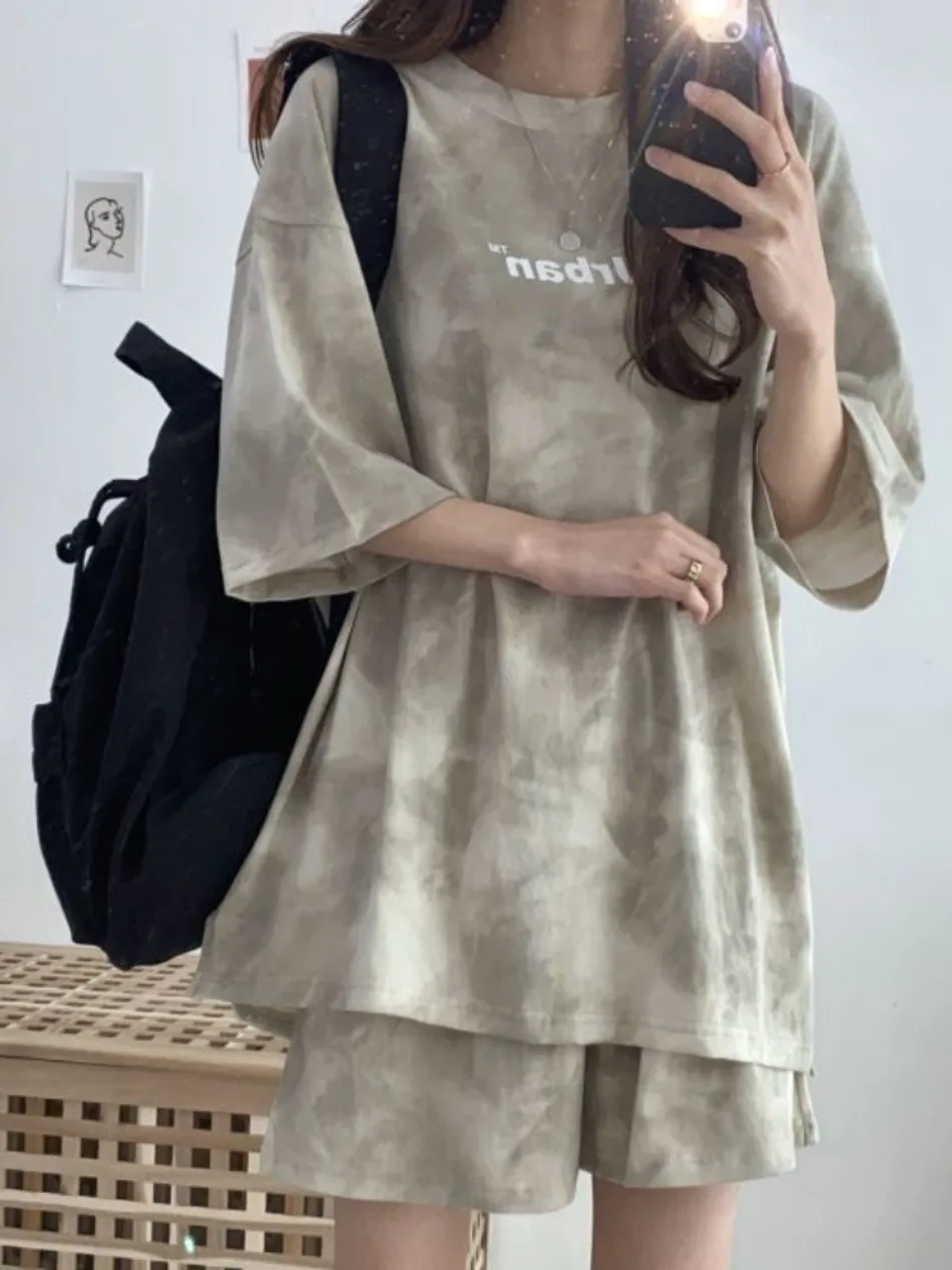 طقم رياضي نسائي بنقشة تاي داي بتوب وشورت — صورة تفصيلية 5