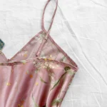 طقم ساتان قطعتين: توب بياقة V وشورت بخصر مطاطي — صورة 6