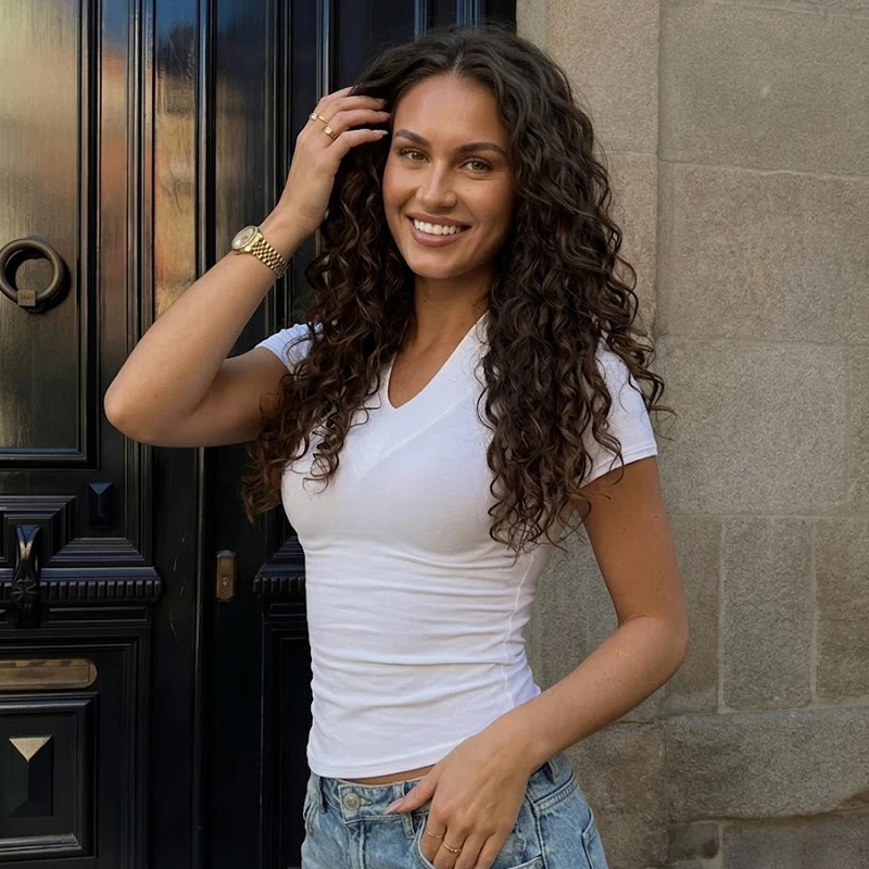 تيشيرت نسائي بياقة V وأكمام قصيرة وخامة مرنة — صورة تفصيلية 1