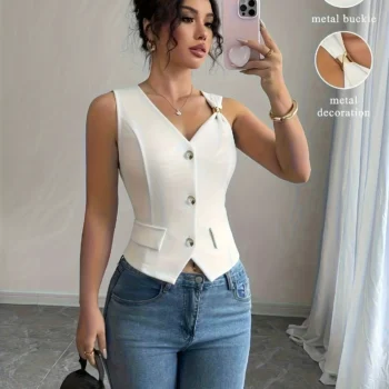 جيليه نسائي أبيض بتفاصيل ترتر وأزرار أمامية
