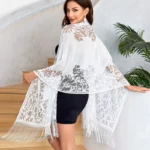 شال بنقشة ورود بشراشيب