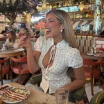 بلوزة بأكمام منفوخة ونقشة نقاط وتفاصيل مفرّغة — صورة 3