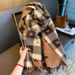 وشاح شتوي بنقشة قلوب
