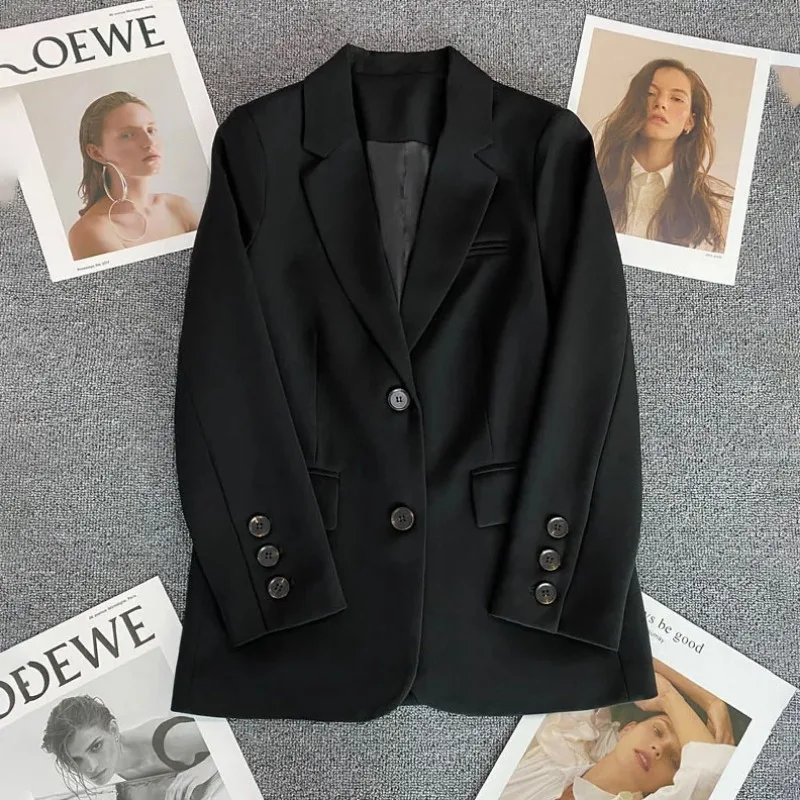 Elegant Long Blazer for a Work Look