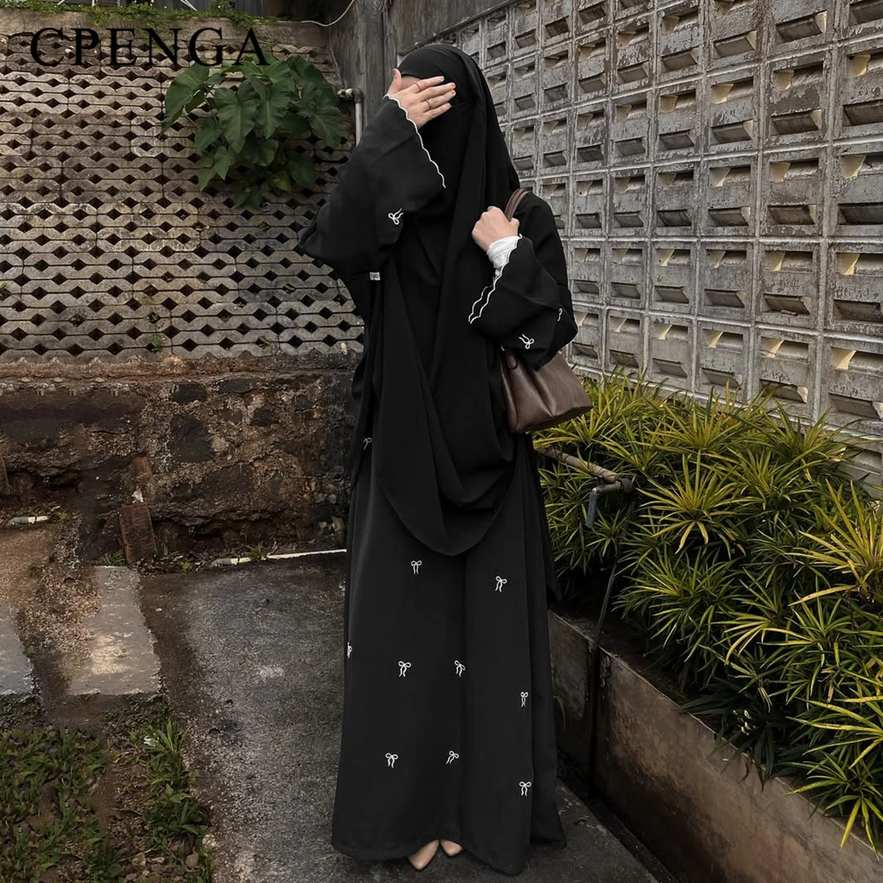 عباية دبي مطرّزة بفراشات