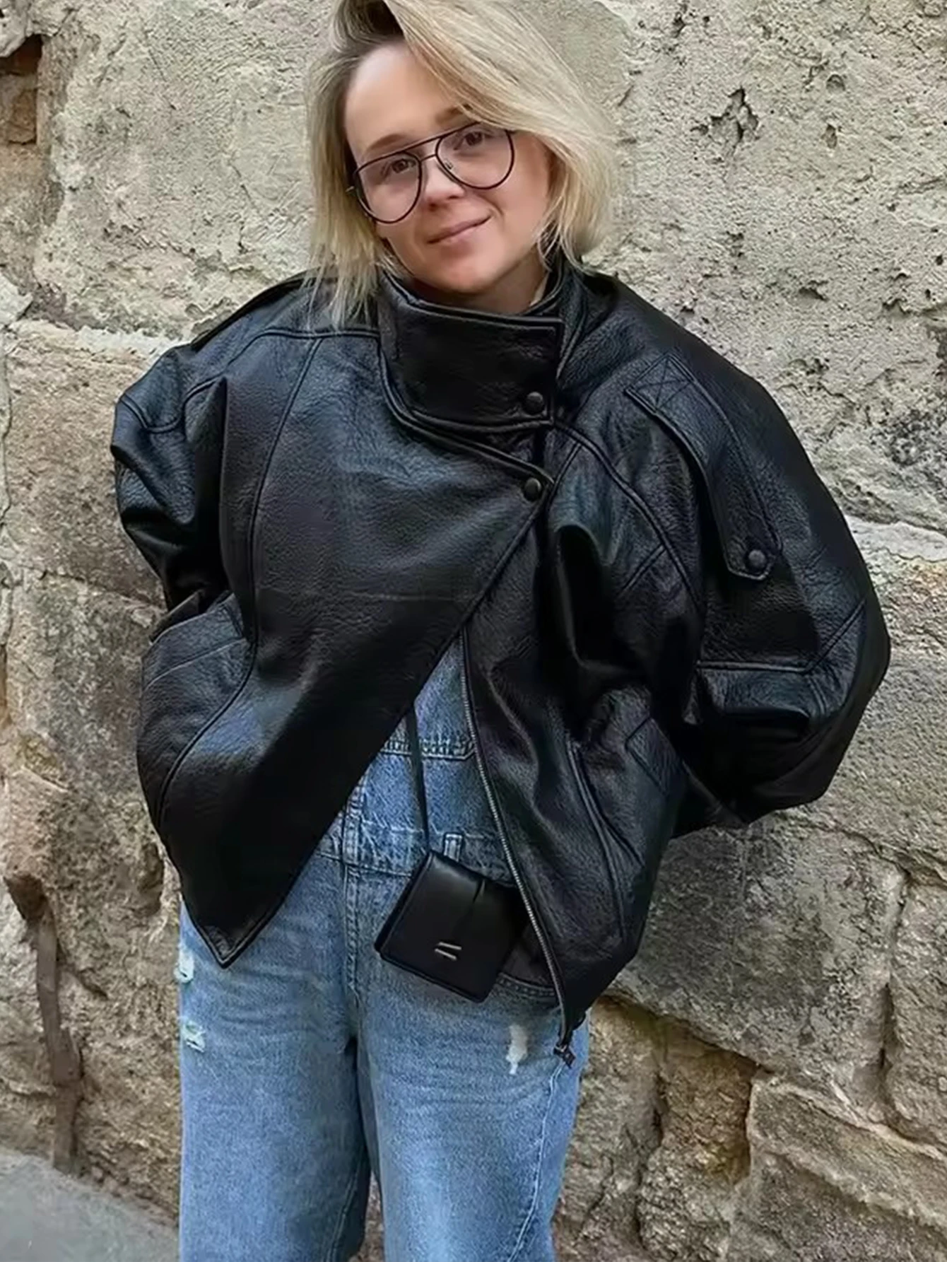 جاكيت جلد صناعي أسود بأكمام طويلة
