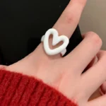 خاتم بقلب من المينا الأبيض والأحمر — صورة 6