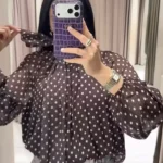 بلوزة منقّطة بياقة عالية وأكمام طويلة — صورة 3