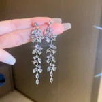 أقراط طويلة بحجر زركون لامع