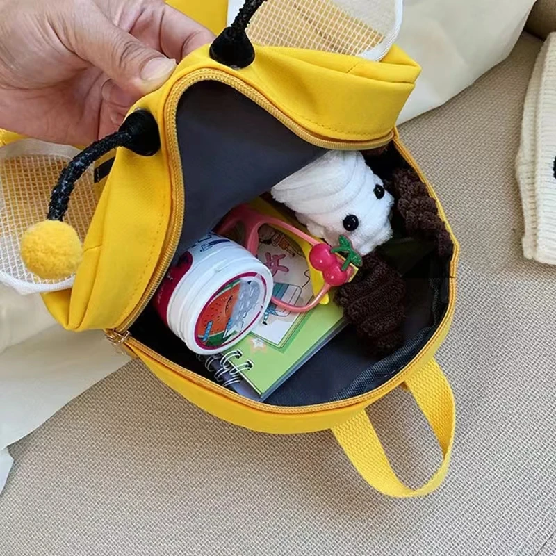 حقيبة مدرسية بشكل نحلة