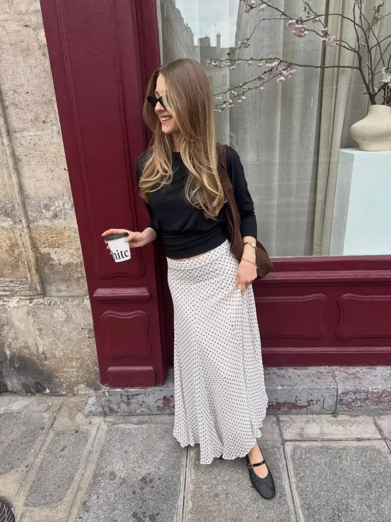 طقم قطعتين بنقشة منقّطة وياقة عالية وتنّورة طويلة — صورة تفصيلية 4